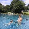 Melanie Kandziora übt mit ihrer sechsjährigen Tochter Luzie an diesem warmen Juli-Vormittag das Schwimmen im Wertinger Freibad. Schwimmkurse sind derzeit rar im Landkreis Dillingen.