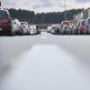 Ein Drängler nutzte auf der A96 eine Rettungsgasse, um schneller voranzukommen. Dabei verletzte er einen Mann. 