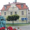 Seine neue Farbe erhalten hat das Rathaus in Leeder. 