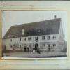 Das Foto wurde vermutlich um 1900 aufgenommen. Damals spielte sich noch ein Teil des Dorflebens im Gasthaus Ilg in Kettershausen ab.