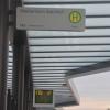 Am Busbahnhof in Weißenhorn hängt bereits eine größere digitale Anzeigetafel.