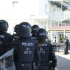 Mit einem martialisch wirkenden Aufgebot ist die Polizei zu einem Einsatz in der Flüchtlingsunterkunft im Starkfeld in Neu-Ulm ausgerückt.