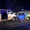 Ein Transporter und ein Auto stehen nach einem schweren Unfall ineinanderverkeilt auf der B2 in Richtung Nürnberg. An dem Unfall war eine Familie beteiligt.
