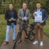 Rainer Mahl (Sachgebietsleiter Kreisentwicklung und Wirtschaftsförderung), Landrat Thomas Eichinger und Marius Weber (Sachbearbeiter Sport und Tourismus, von links) präsentieren das neue Radtourenbuch für den Ammer-Amper-Radweg.