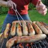 Vorsicht beim Grillen: Wer nicht aufpasst, kann sich schnell die Finger verbrennen. Foto: Hendrik Schmidt dpa