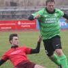 Fabian Schmid (rotes Trikot) erzielte für den TSV Dasing den Treffer zum 3:1-Endstand gegen Oberbernbach.