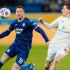 Hoffenheims Wout Weghorst (l) und Anthony Caci von Mainz kämpfen um den Ball.