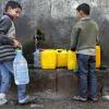 Zwei Jungen holen in Sanaa Wasser an einer Pumpe.
