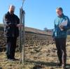 Thomas Nebinger (links) und Klaus Schaefer sind ratlos, wer die Bäume des Bund Naturschutz in Wolferstadt abgesägt haben könnte.