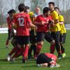 Der Anfang vom Ende: Nach dem brutalen Foul gegen Wagenhofens Burak Tokmak (am Boden) gab es auf dem Sportplatz des SV Wagenhofen turbulente Szenen, die letztlich zum Spielabbruch führten.  	