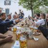 Im Landkreis Landsberg sind die Biergärten schon seit einer Woche auf. In Kaufering kam am vergangenen Montag Wirtschaftsminister Hubert Aiwanger, um die Saison mit Kommunalpolitikern aus der Region zu eröffnen.