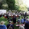 Ein komplett französisches Programm mit einem Gastorchester präsentierten die Gersthofer Blasharmoniker den Zuhörern im Nogent-Park. 	