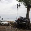 Durch Überschwemmungen beschädigte Autos. Zum zweiten Mal innerhalb weniger Wochen ist die griechische Hafenstadt Volos von Starkregen unter Wasser gesetzt worden.