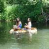 Sahra (links) und Ronia retteten mithilfe eines Floßes eine Wasserfledermaus aus misslicher Lage in Neuburg/Kammel. 	