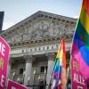 Demonstranten fordern vor dem Bundesrat in Berlin die Gleichstellung der Homo-Ehe (Archivbild).