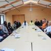 Herzlich willkommen hießen Bürgermeister Günter Gamisch (hinten rechts) und sein Stab die neu angekommenen Asylbewerber gestern bei einem gemeinsamen Frühstück im Sitzungssaal des Rathauses. Die acht Männer aus Somalia sind die ersten Flüchtlinge, die im Landkreis dezentral untergebracht sind. 