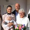 Theres Wanitschek feierte ihren 85. Geburtstag. Rechts von ihr Enkelin Nadine, dahinter Sohn Karl, links von der Jubilarin Enkelin Stefanie, auf dem Arm mit Urenkelin Carla und links Enkelin Mona. 	