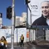 Wahlplakate zeigen den israelischen Ministerpräsidenten Benjamin Netanjahu (r) und den Oppositionspolitiker Benny Gantz (l).