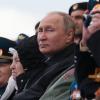 Wladimir Putin begutachtet die Militärparade zum "Tag des Sieges". 