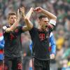 Bayerns Joshua Kimmich (r) und Bayerns Thomas Müller jubeln nach Spielende ihren Fans zu.