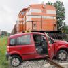 Eine Autofahrerin kollidierte am unbeschrankten Bahnübergang im Unterdießener Gewerbegebiet mit einem Zug der Augsburger Lokalbahn, blieb aber weitgehend unverletzt.