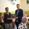 Kürzlich wurde der Verein Stricken für Obdachlose e. V. aus Münsterhausen mit der Silberdistel ausgezeichnet: MN-Redakteur Oliver Wolff bei der Ehrung mit Vereinsgründerin Alexandra Hager (links). 