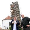 Kirchenpfleger Georg Teufelhart und Storchenexperte Anton Burnhauser stimmen sich bei der Sanierung in Willmatshofen ab.
