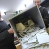 Wahlhelfer leeren in Garmisch-Partenkirchen eine Wahlurne des Bürgerentscheids über eine Bewerbung Münchens um die Olympischen Winterspiele 2022.