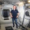 Der Astronaut Matthias Maurer steht in einem Trainingsmodul im Europäischen Astronautenzentrum EAC auf dem Gelände der ESA. Der Saarländer wird voraussichtlich im Herbst zur ISS fliegen.