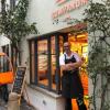 Bäcker André Heuck steht vor seiner Cumpanum-Filiale in der Augsburger Altstadt. Weitere sollen bald dazu kommen. 