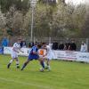 
Wahrscheinlich kaum noch aufzuhalten ist der FSV Großaitingen, wie hier Christoph Eberle (blaues Trikot), auf seinem Weg aus der A-Klasse in die Kreisklasse.