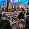 Zwei Mal demonstrierten „Pegida“-Aktivisten bisher in Augsburg: Hier begleitet von Einsatzkräften der Polizei bei der Demo im vergangenen September. 