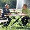 Bundeskanzlerin Angela Merkel bei einem Treffen mit Wladimir Putin auf Schloss Meseberg.  