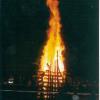 Ein Bild aus vergangenen Tagen. So loderte das Johannisfeuer in Meitingen vor 20 Jahren (Archivbild)
