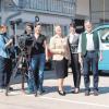 Dreharbeiten beim Autohaus Ressle in Ludenhausen mit BR-Kamerateam, Autorin Carolin Mayer sowie Bernhard, Ingrid und Isabella Rauch. 
