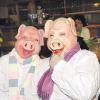 Wer die zwei wohl sind? So mancher wird sich das auf dem Weiberfasching in Modelshausen gedacht haben. Doch die Schweinchen grinsten sich eins. 