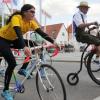 Fahrräder in allen Variationen rollten am Samstag durch die Stadt – vom sportlichen Tandem bis zum historischen Hochrad. Der SC Vöhringen hat 125 Jahre Vereinsgeschichte Revue passieren lassen.
