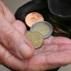 Eine Rentnerin hält einen Geldbeutel mit verschiedenen Euromünzen. Menschen mit kleiner Rente können bald auf einen Aufschlag hoffen.