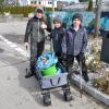 In Obenhausen zogen die Brüder Moritz und Hannes sowie ihr Freund Lukas mit ihrem Handwagen durch einige Straßen.