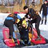 Die Bergung einer ins Eis eingebrochenen Person übte die Wasserwacht am zugefrorenen Oberrieder Weiher. 	