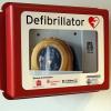 Ein Defibrillator wie dieser kann leben retten.