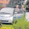 Paul Waning (rechts) überreicht Ludwig Fröhlich ein E-Auto. Bis Ende Juli können die Mitgliedskommunen das Auto testen.  