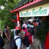 Ankunft am Marzellus-Garten: Die Teilnehmer der NUZ-Leserwanderung machen Station im rund 16000 Quadratmeter großen grünen Idyll zwischen Obenhausen und Weißenhorn. 