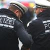 Die Kreistagssitzung in der Aichacher Vierfachhalle am Montag fand unter Polizeischutz statt. 