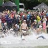 Hart im Nehmen waren vor allem die Hobby-Triathleten, denn ohne Neopren musste man im kalten Baggersee schon schnell schwimmen, damit es einem einigermaßen warm wurde. 