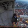 Ein Video im Internet zeigt, wie ein Mann ungesichert das Münster hochklettert. Die Kirchengemeinde hat den Unbekannten angezeigt. 