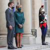 Emmanuel Macron und seine Ehefrau Brigitte erwarten Staatsgäste.