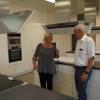 Architektin Sabine Vareille (links) und Bürgermeister Martin Walch freuen sich über den gelungenen Umbau im Küchentrakt. 	