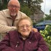 Johann Georg Ruster und Erika Blail bei einem Spaziergang durch Kirchheim. Einmal pro Woche besucht der 73-Jährige die Rentnerin. 