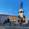 Kaiser Augustus blickt auf die Regenbogenfahne am städtischen Verwaltungsgebäude.